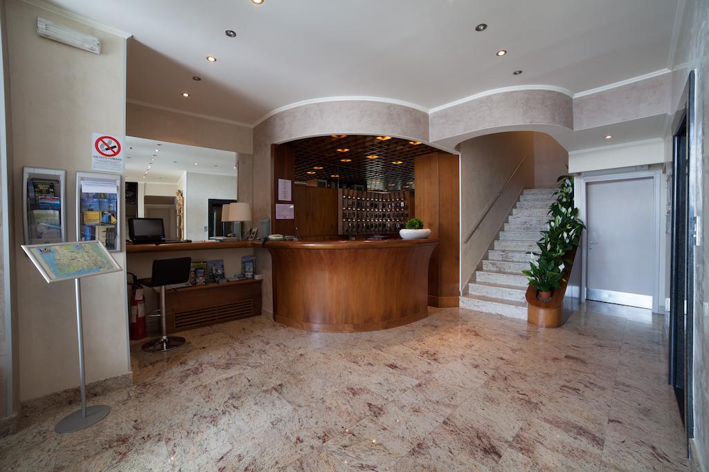 Albergo Miralago ヴェルバーニア エクステリア 写真